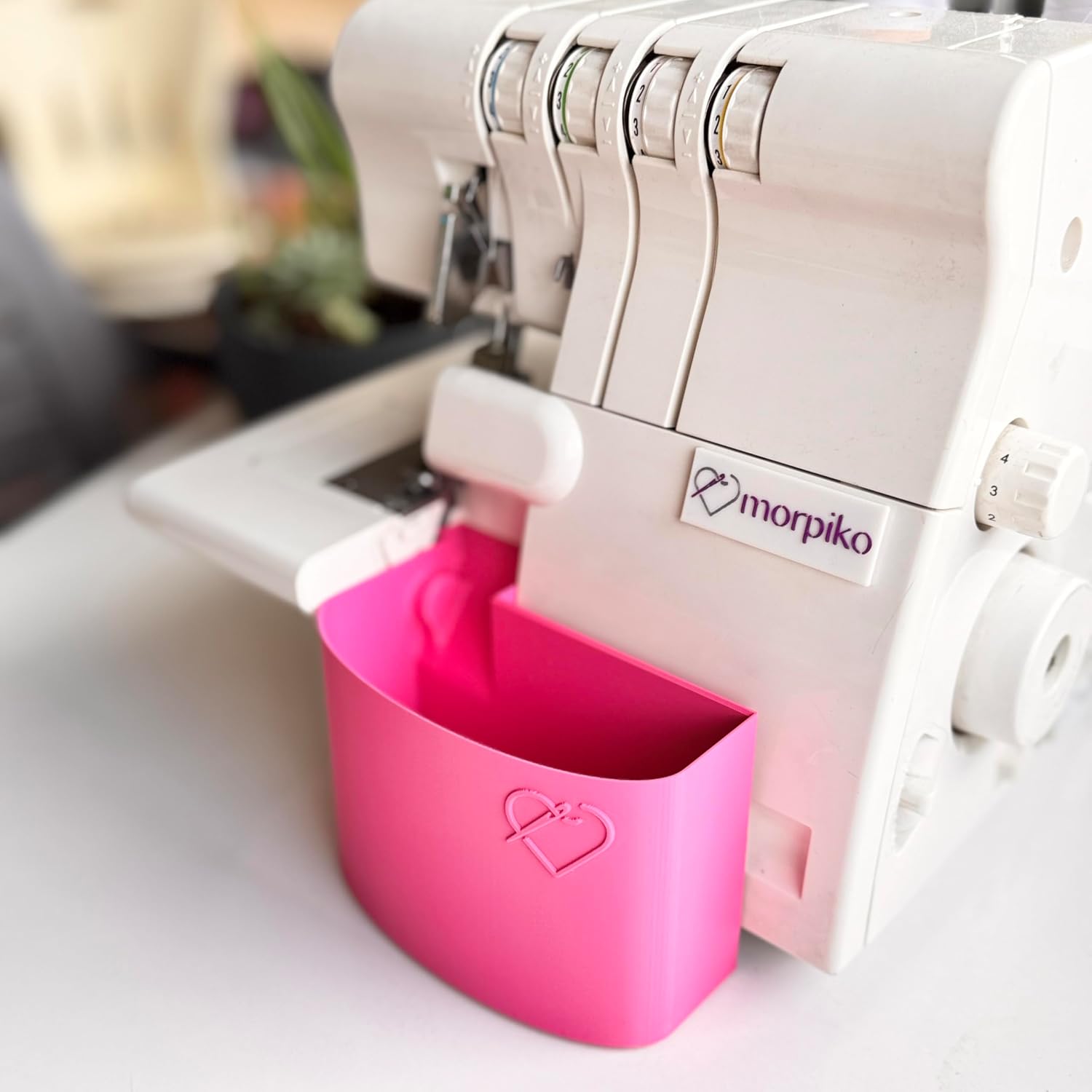 Overlok Makinesi Atık Kutusu – Singer 14SH654, 14SH754, 14HD854, HD0405S, S010L Modelleriyle Uyumlu – İplik ve Kumaş Artıkları İçin 3D Yazıcı Üretimi Çöp Kutusu, Fuşya, XL [Enerji Sınıfı A]